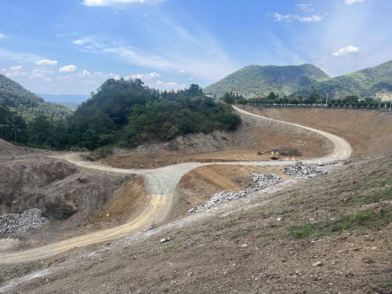 青山水库西副坝上坝道路施工现场.jpg 澳门新葡京